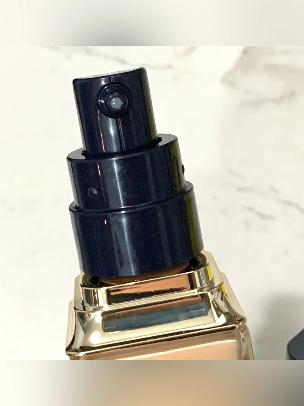 Cle de peau Radiant Fluid Foundation O30 no box